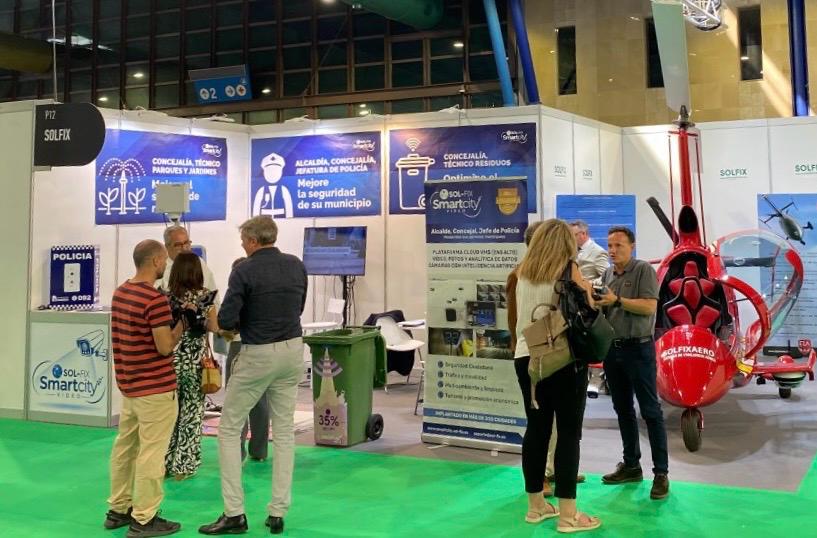 GreenCities 2026: Solfix presenta en Málaga una increíble solución de vigilancia aérea 3 Visitantes en el stand P12 de Solfix en GreenCities 2026, FYCMA Málaga